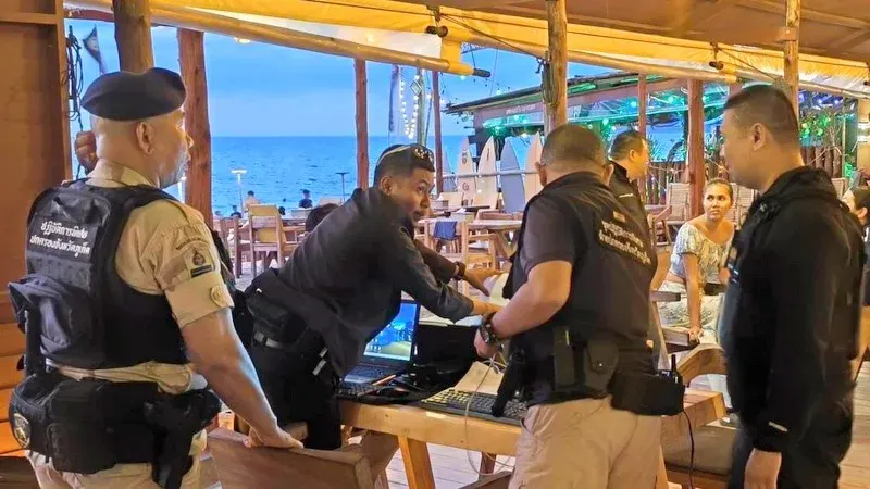 Bang Tao restaurants cleared from beachfront sand