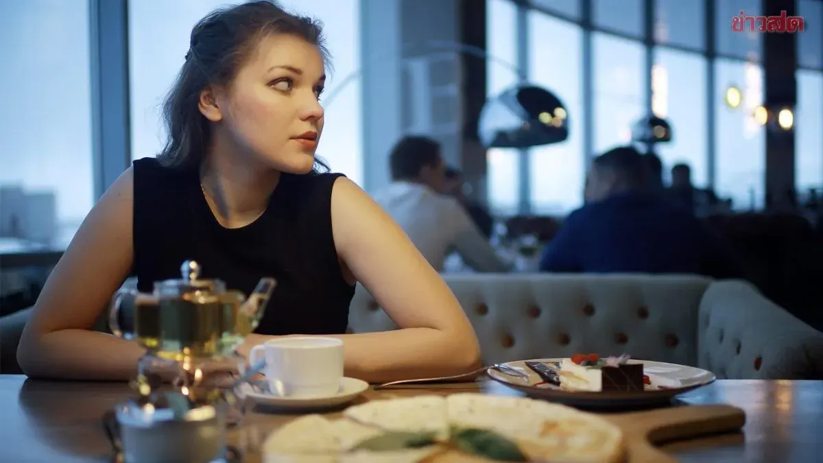 Cafe Drama: Woman Uncomfortable Eating While Coworkers Work in Silence