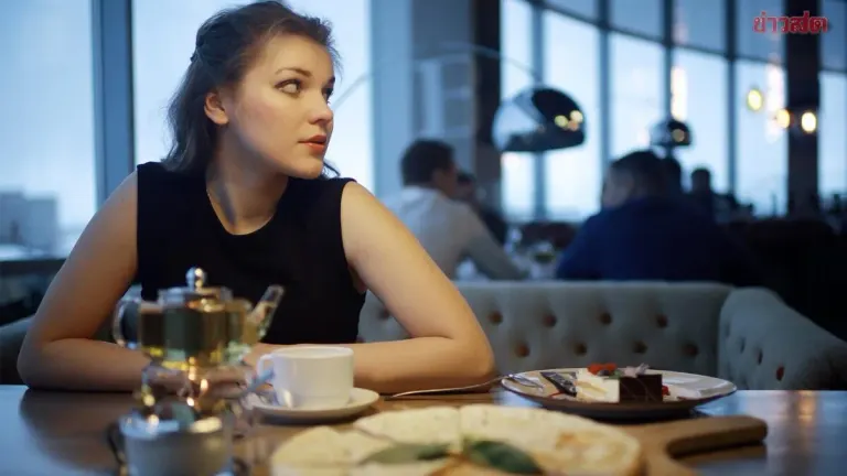Cafe Drama: Woman Uncomfortable Eating While Coworkers Work in Silence