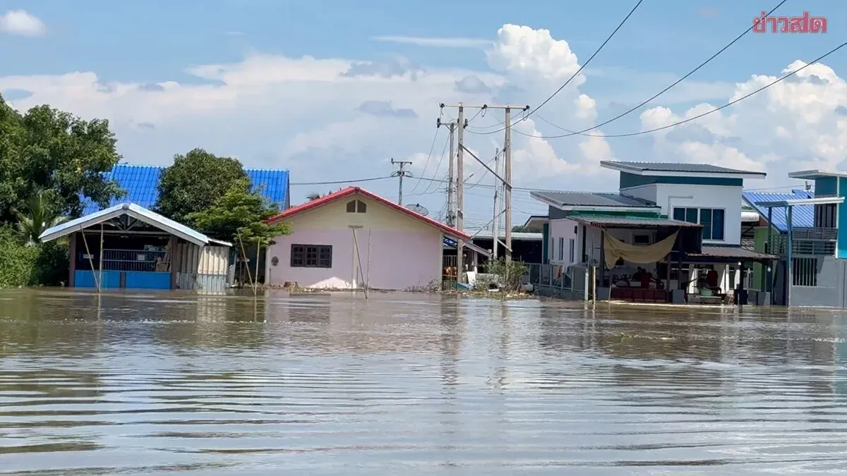Bang Len Villagers Stack Sandbags Against Rising Floodwaters