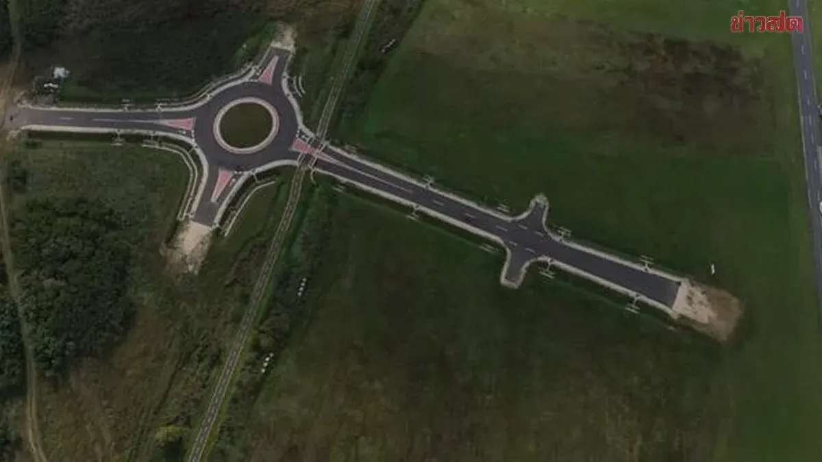Mystery Roundabout in the Middle of a Hungarian Field: Completed But With No Connecting Roads