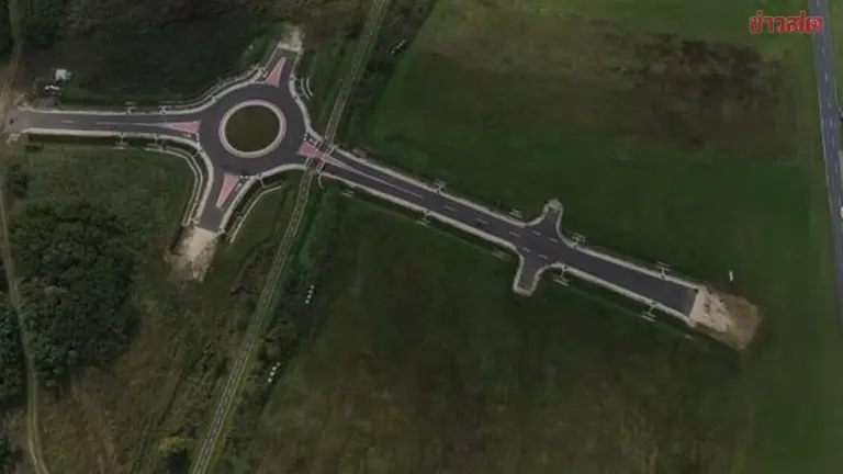 Mystery Roundabout in the Middle of a Hungarian Field: Completed But With No Connecting Roads
