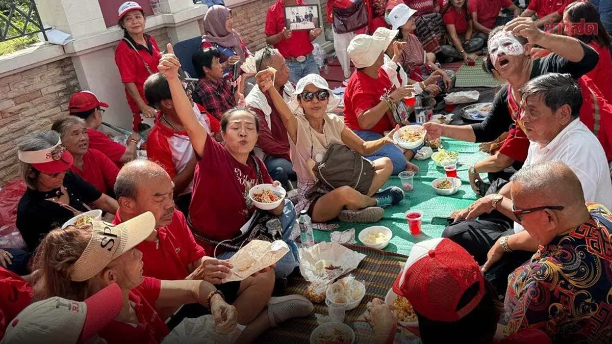 Red Shirts to Gather Tonight, May 10, Awaiting Thaksin's Prison Release on Morning of May 11