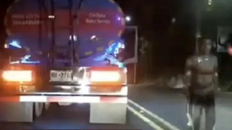 Truck driver pulls scythe in Patong road dispute