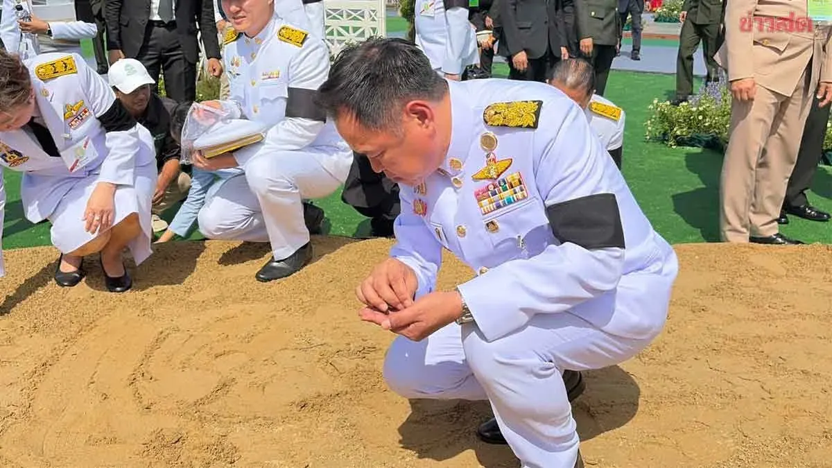 Prime Minister Visits Rice Fields to Collect Royal Seed Strain, Reaffirms Government Drought Preparedness