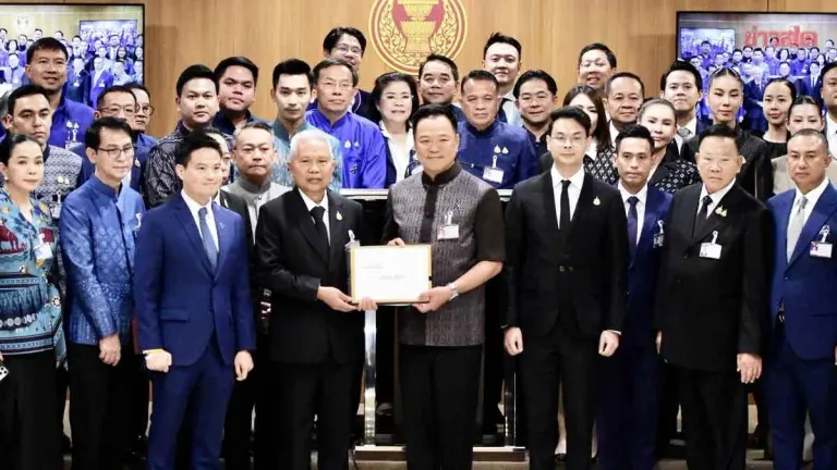 Dead Serious, Not Playing Around! Anutin Asserts Bhumjaithai is First Party to Submit Constitutional Amendment Draft, Rebuts Accusations of Insincerity