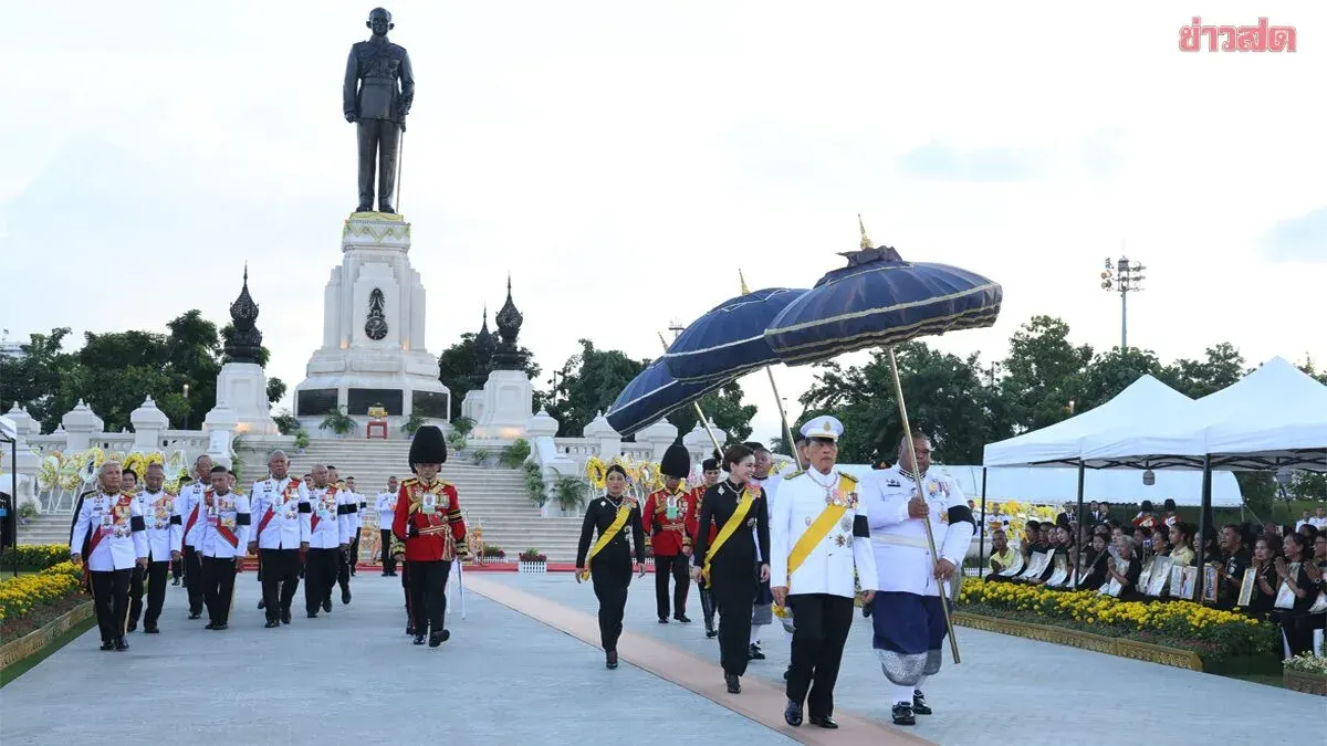 King and Queen Honor Rama IX at Memorial Ceremony