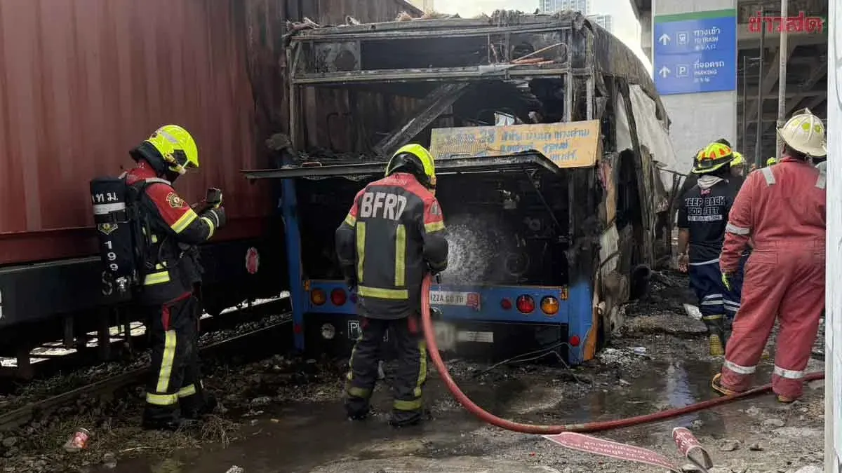 Railway Director Rushes to Investigate Cause of Train-Bus Collision; Fire Engulfs Vehicles, 8 Dead and Multiple Injured