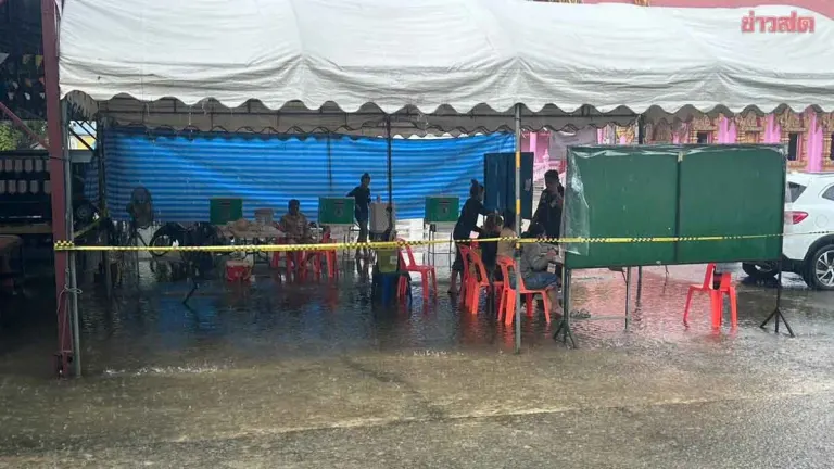 Heavy Rain Floods Some Voting Stations in Nonthaburi Election