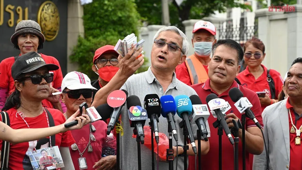 Korn Chatikavanij Distributes 700 Lottery Tickets to Thank Red-Shirt Supporters Awaiting Thaksin's Release