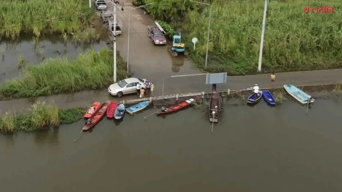 Ayutthaya Floods Isolate Village, 100 Homes Need Boat Access