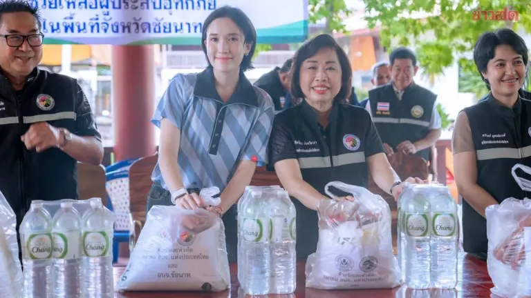 Chainat Governor Distributes Relief Bags to Flood Victims