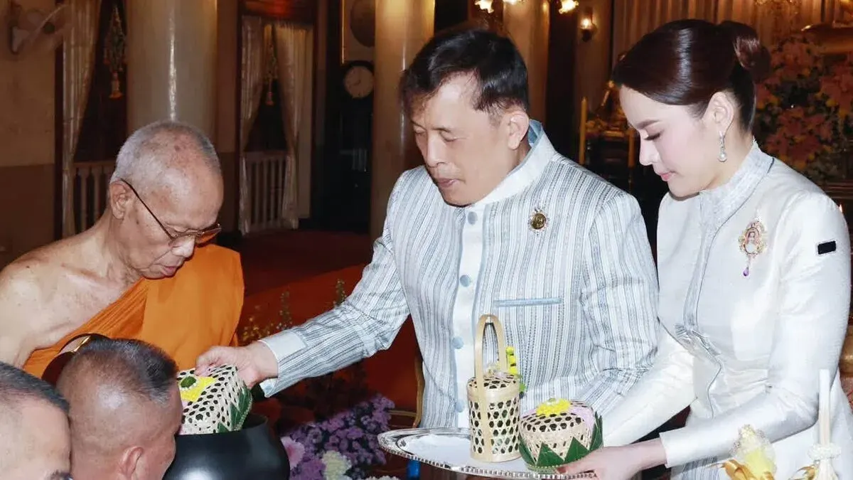 Thai King Performs Merit-Making Ceremony at Bangkok Temple
