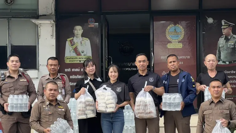 Police, IT Square Distribute Water and Food to Flood-Hit Bangkok Residents