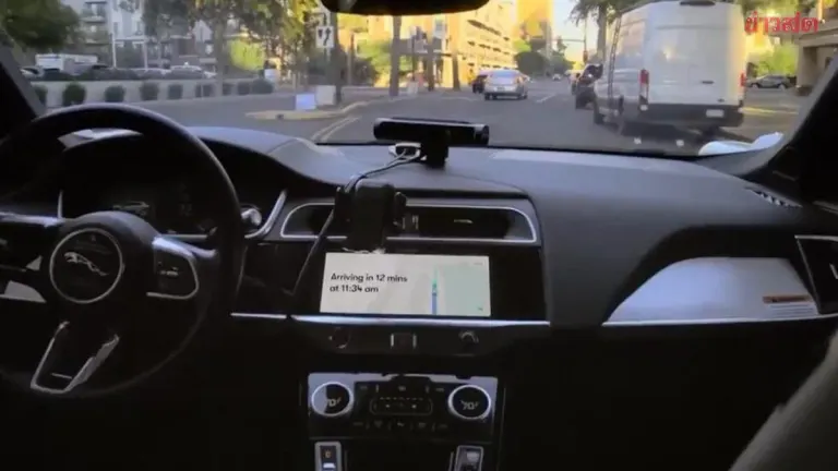 American Passenger Reveals Waymo Self-Driving Taxi Departed with Luggage Still in Trunk