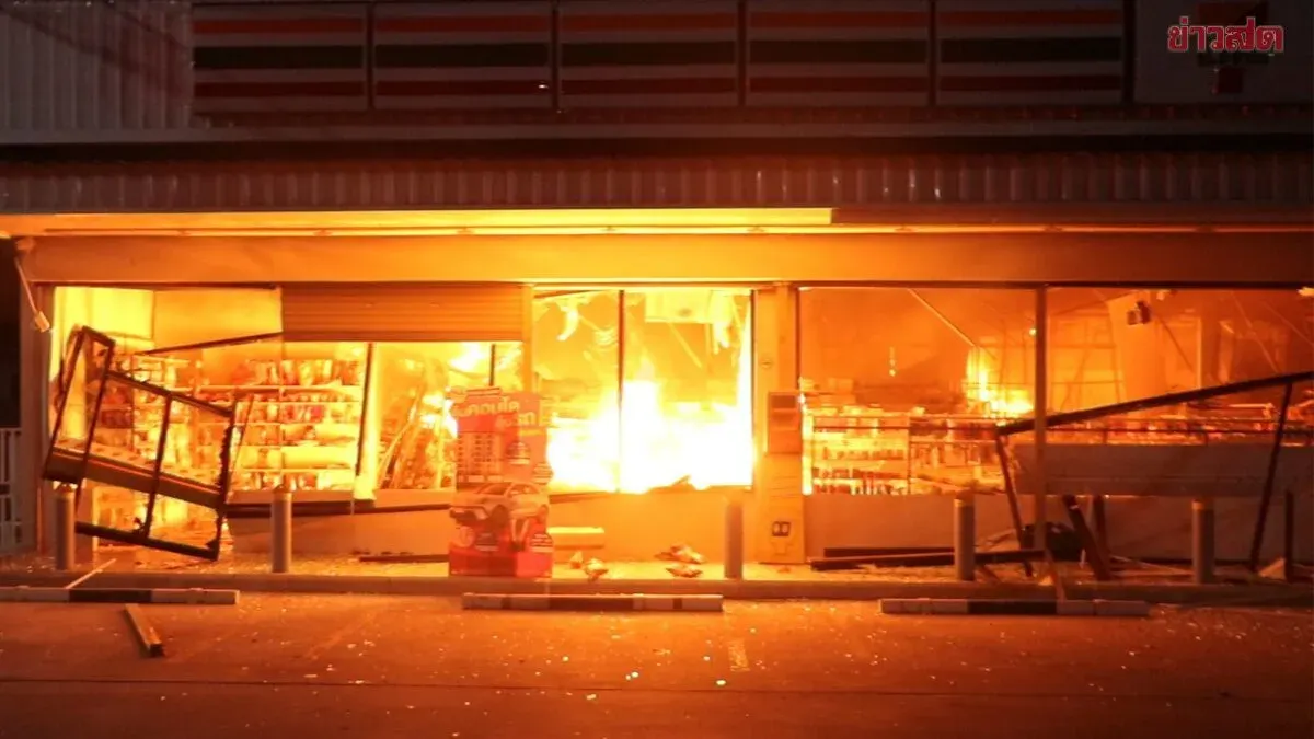 Armed Gang Firebombs Convenience Store in Pattani