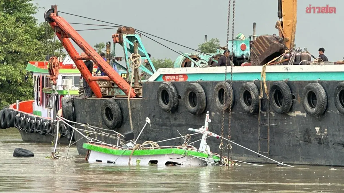 Crane Rescues Sunken Tugboat in Ayutthaya River
