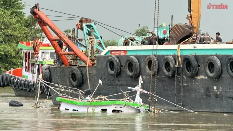 Crane Rescues Sunken Tugboat in Ayutthaya River