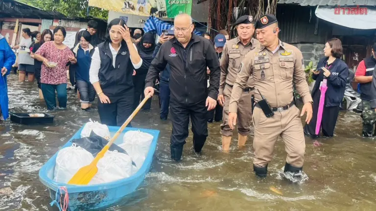 Bangkok Police Distribute Aid Kits to Flood Victims