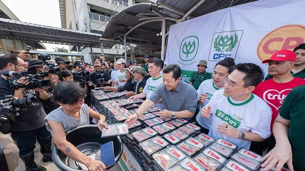 CP and CPF Volunteers Deliver Food to Flood-Hit Thai Communities