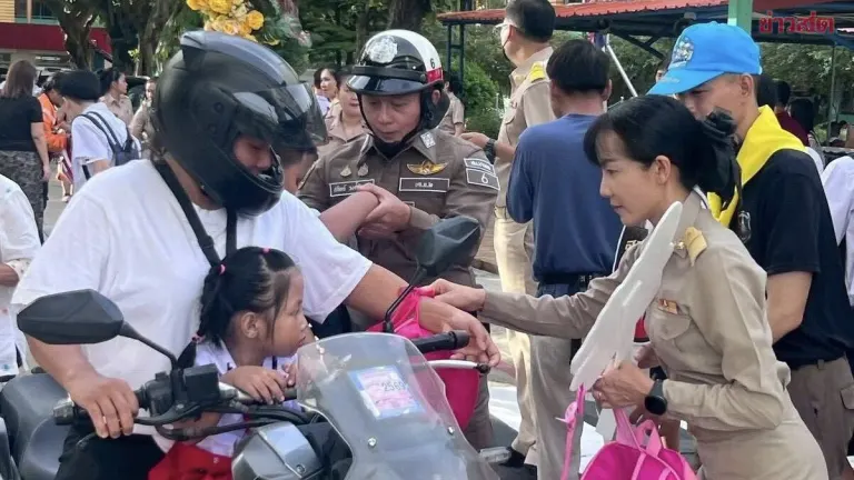 Bang Khen Police Station Deploys Traffic Officers at School Gates for First Day of New Term