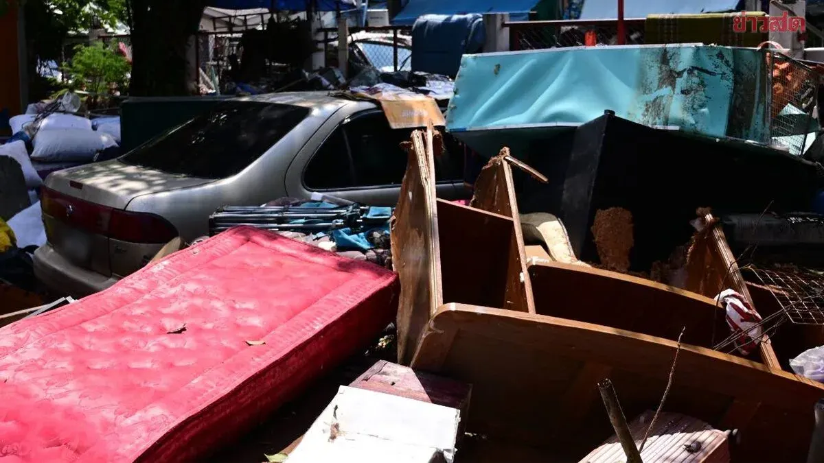 Residents Hire Trucks to Clear Flood Waste Blocking Cars
