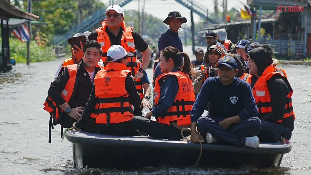 Labor Minister Leads Flood Relief Boat Tour in Chachoengsao