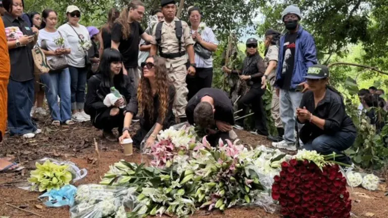 Chonburi Holds Memorial for Slain Russian Siblings