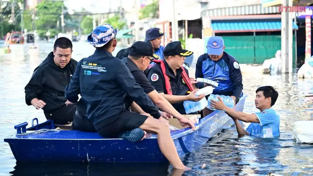 Thai Environment Minister Visits Flooded Community With Relief