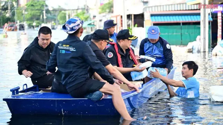Thai Environment Minister Visits Flooded Community With Relief