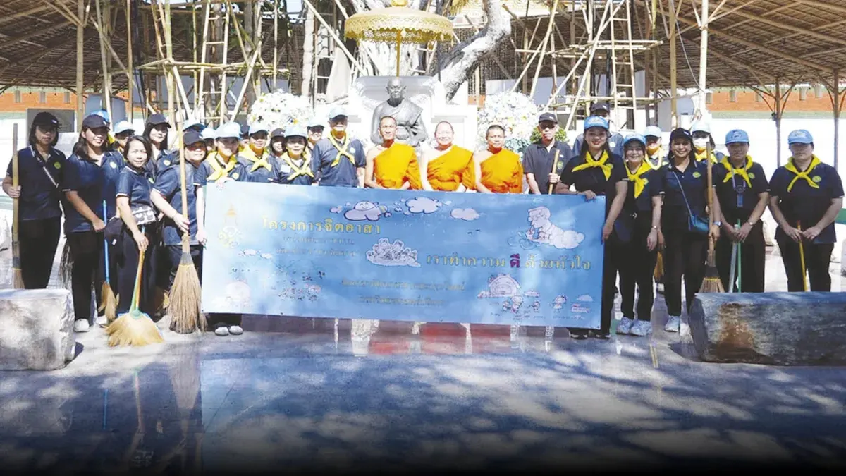 Government Volunteers Clean Wat Sarakhet Temple