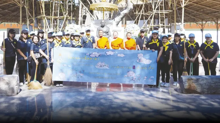 Government Volunteers Clean Wat Sarakhet Temple