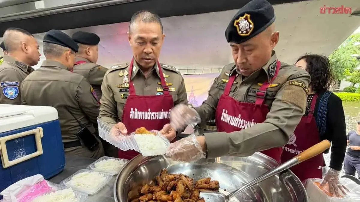 Thai Police Launch Flood Relief, Open Royal Kitchens in Bangkok