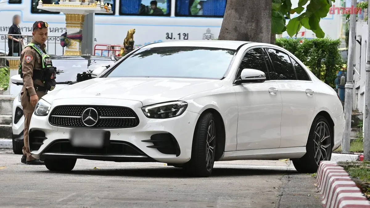 Woman Driver Arrested After White Mercedes Travels Nearly 1km Backwards on Vibhavadi Road