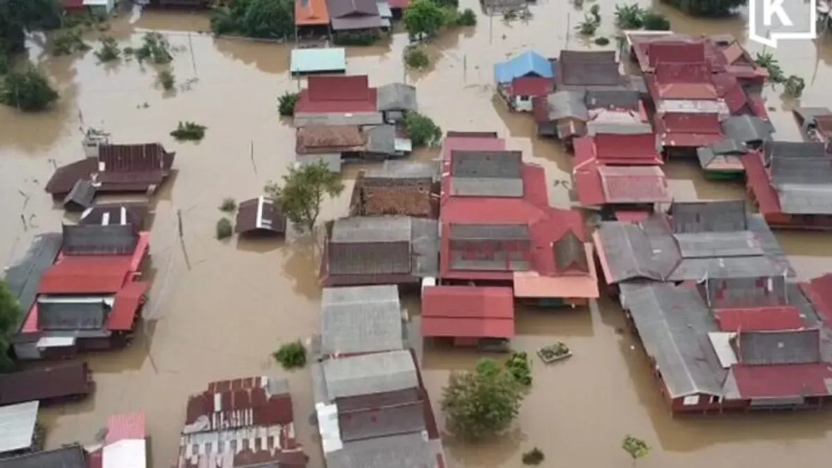 Floodwaters Reach Second Floors in Ayutthaya's Bang Ban District