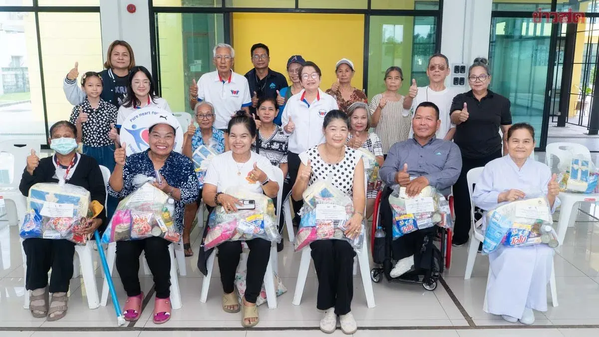Foundation and Thai Smile Bus Distribute Aid for Royal Birthday