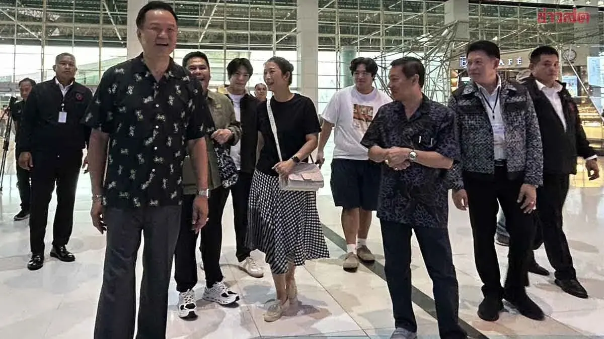 Thai PM Shops OTOP Crafts Fair Ahead of Official Opening
