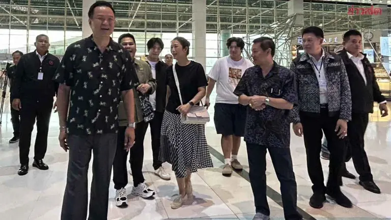 Thai PM Shops OTOP Crafts Fair Ahead of Official Opening