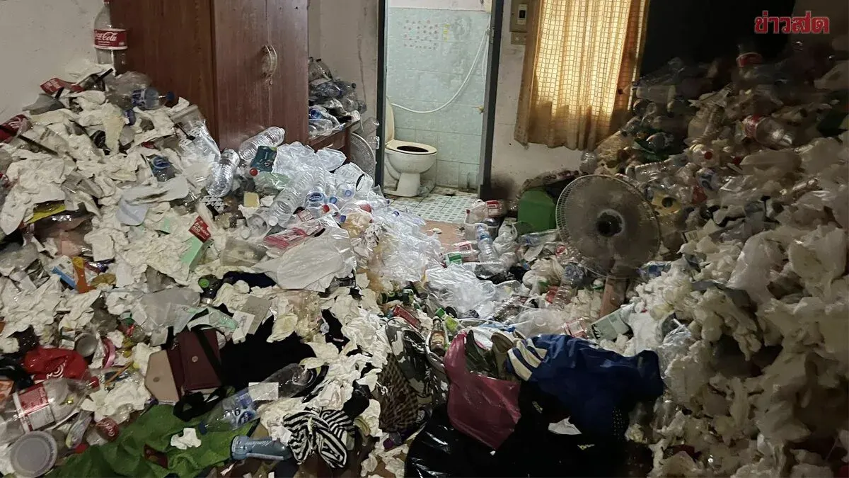Landlord Furious As Tenants Leave Room Buried In Trash