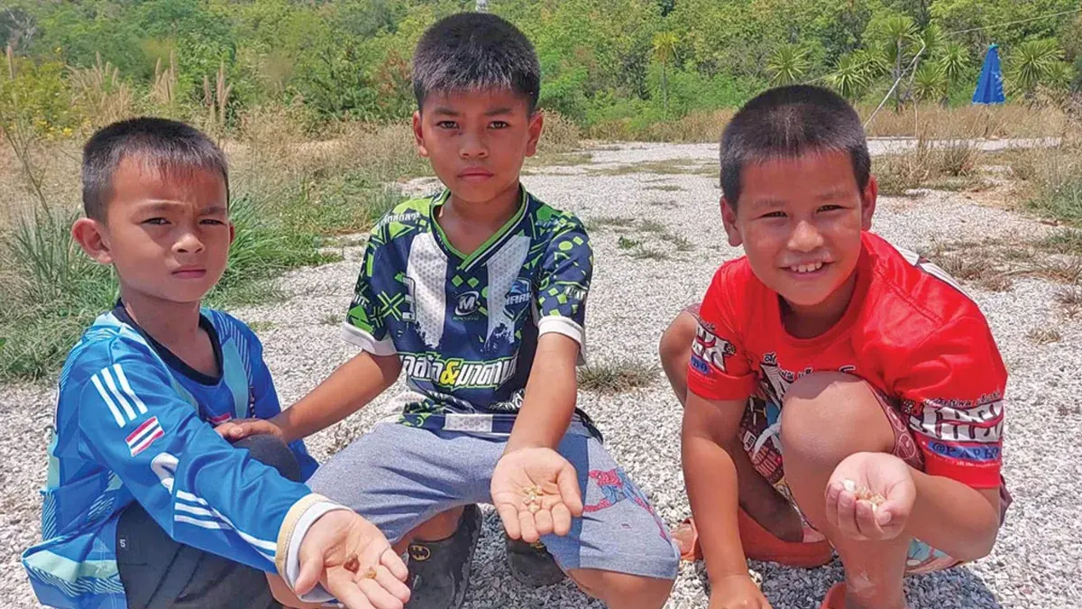 Fresh from Youth – School Break Students Help Build Clay Buddha Images