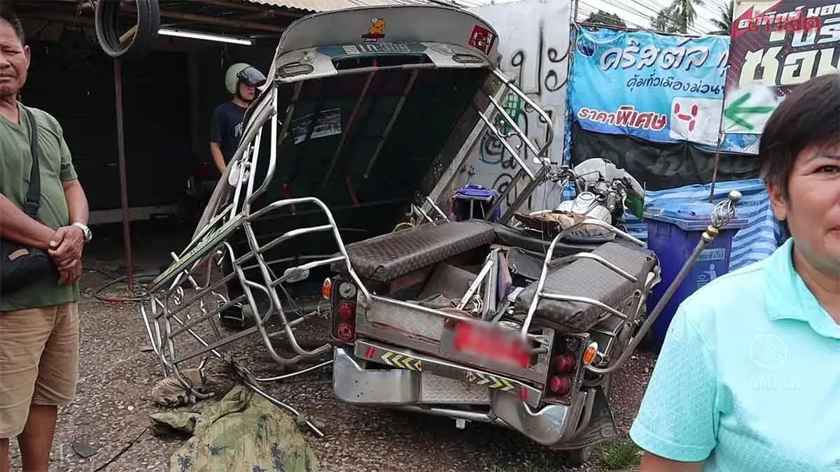 Minivan Crashes into Tuk-Tuk, Two Elderly Injured