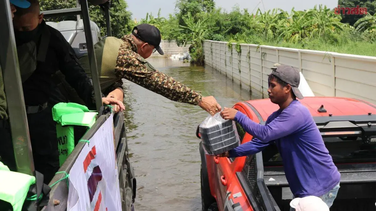 Army Transport Delivers Flood Aid in Bangkok’s Eastern Districts