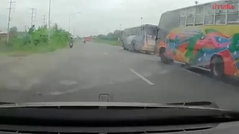 Employee Bus Dangerously Cuts Off Teacher's Car on Bangkok Highway