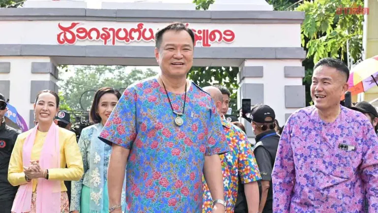 PM Opens Phra Prathom Songkran Festival, Quips Back at Teenager's Taunt About Running Out of Money