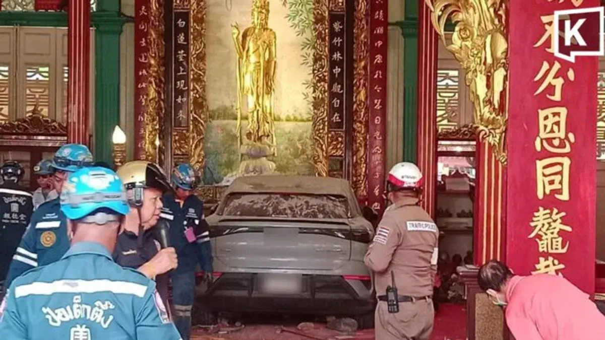 Electric Car Crashes Into Bangkok Kuan Yin Shrine, Injuring Several