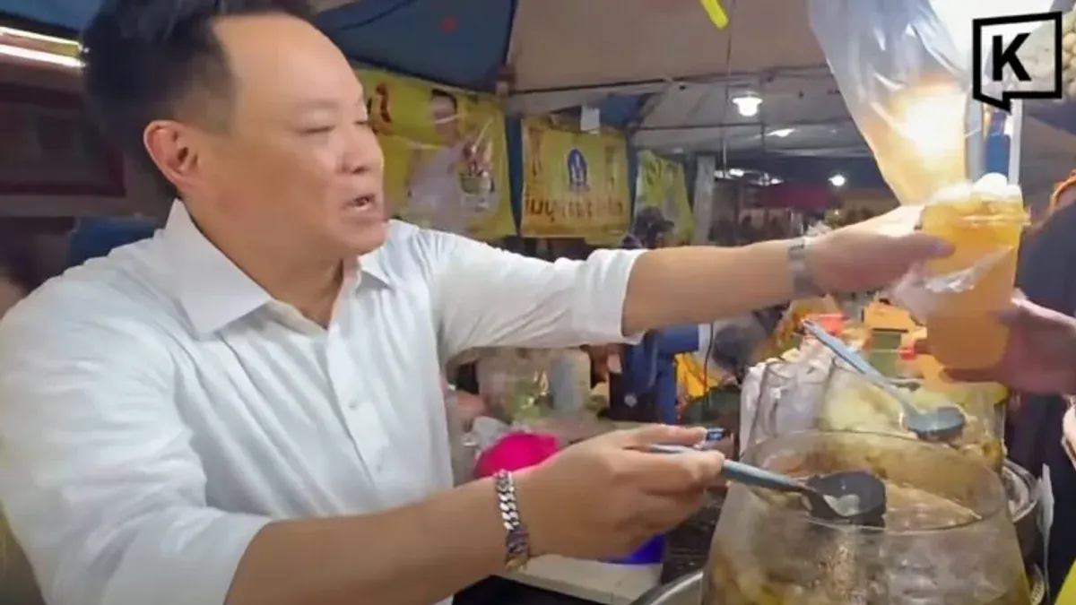 PM Serves Longan Juice to Tourists at Bangkok Market