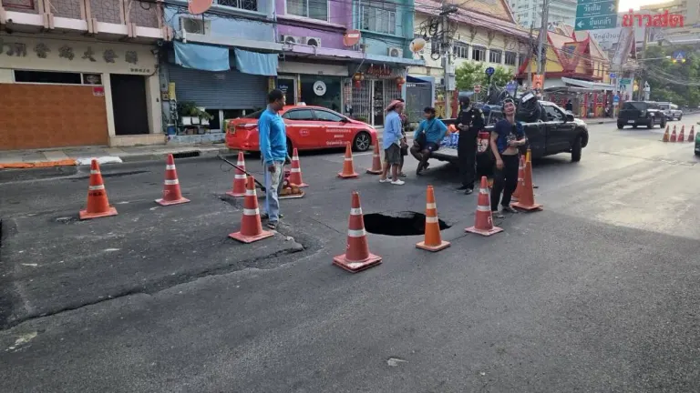 Road Collapses into Sinkhole Near Soi Lang Wang 2, Traffic Closed with Urgent Warning