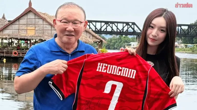 Park Hang-seo Arrives at Phlangkanchon with Son Heung-min Gift