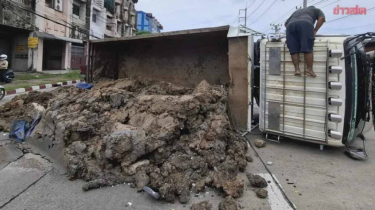 Ten-Wheeler's Brake Failure Smashes Into Power Poles