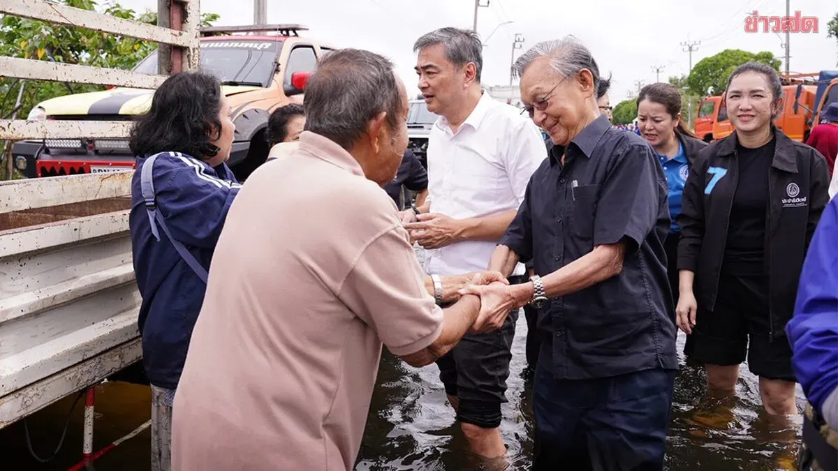 Democrat Leader Delivers Aid to Flooded Rama IX Village